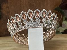 Beautiful, sparkles, good quality Crown with big Rose Gold stones, with Crystal Rhinestone set on gold Crown. Perfect for Prom, Birthday, Sweet 16, Quinceanera, Anniversary, Wedding, or for any other special occasion. Or just to be THE QUEEN. THE COLORS ON THE CROWN Gold Crown frame, Rose Gold and Crystal clear Rhinestone THE SIZE 2" tall all round. 5" DIAMETER GIFT BOX IT'S NOT INCLUDED! This item it will send on STANDARD FIRST CLASS MAIL (2 to 5 business days). in USA If you need sooner, pleas 15 Crowns Quinceanera, Gold Quinceanera Crown, Gold Crown Quinceanera, Crown Sweet 16, Crown Quinceanera, Quince Crown, Crown Frame, Rose Gold Quinceanera, Crown Frames