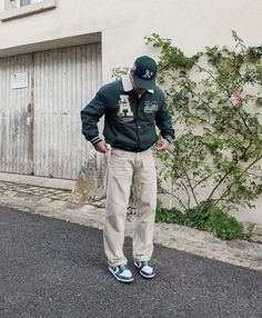 5 Tênis Masculinos Mais Usados em 2024 – Tem Meu Tamanho Nike Dunks Outfit Men, Varsity Jacket Outfit Mens, Green Shoes Outfit, Cap Outfit Men, Varsity Outfit, Dunk Outfits, Green Jacket Outfit, Green Varsity Jacket, Dunk Outfit