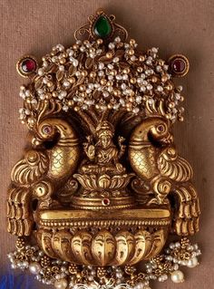 Luxury Temple Jewelry Pendant, Temple Jewelry Yellow Gold Pearl Pendant, Luxury Traditional Pearl Pendant Temple Necklace, Luxury Antique Pendant Temple Necklace, Ornate Gold Temple Necklace For Puja, South Jewellery, Heavy Jewellery, Diamond Pendants Designs, Asian Bridal Dresses