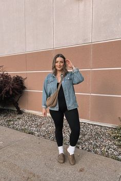 comfy casual midsize fall outfit Midsize Leggings Outfit, Outfits With Clogs, Athleisure Outfits Fall, Mom Outfits Winter, Clogs Outfit Fall, Bodysuit Leggings, Outfit Midsize