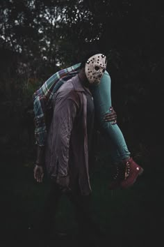 Jason Vorhees carries a lady across his back while walking Jason Halloween Photoshoot, Friday The 13 Photoshoot, Friday The 13th Photoshoot Ideas, Jason Voorhees Photoshoot, Jason Friday The 13th Costume, Halloween Couple Poses, County Relationship