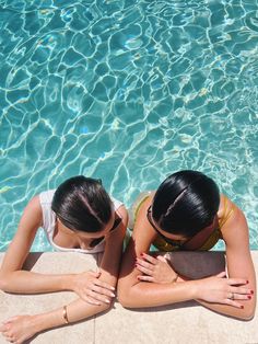 Girl group summer, fun photo idea, beach pic, pool pics, pics with friends, friend inspo Pool Day With Friends Aesthetic, Group Pool Pictures, Pool Photoshoot Ideas Friends, Pool Day Pictures, Pool Pictures With Friends, Pool Day With Friends, Summer Picture Ideas, Pool Photoshoot, Summer Photo Ideas