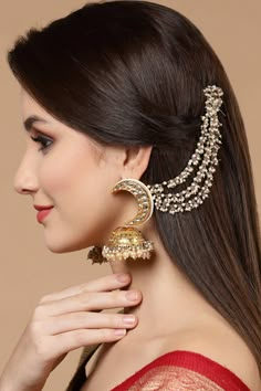 Luxury Round Kundan Jhumkas, Pearl Tassel Earrings Gold Indian, Luxury Gold Pearl Earrings With Latkans, Luxury Kundan Round Jhumkas, Sahara Jhumka Hairstyle, Ear Chain Hairstyle, Bahubali Earrings Hairstyle, Jhumka With Ear Chain Hairstyle, Hairstyles With Sahara Earrings