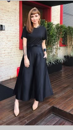 Black Dress Rock Style, Chic Black Skirt For Alternative Fashion, All Black Style, Black Long Skirt Street Style, Edgy Long Black Skirt, Musician Clothes, Black Avant-garde Summer Dress, Edgy Work Outfits, Conference Outfit