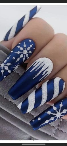 Winter Nails Stilleto Shape, Blue White And Silver Christmas Nails, Blue Christmas Nails 2023, Elegant Christmas Nails Acrylic, Winter Nail Gel Ideas, Blue And White Holiday Nails, Blue And White Nails Christmas, Blue Candy Cane Nails, Blue Chrome Christmas Nails