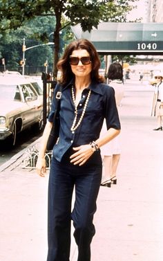 Jackie Onassis Style, Jackie O Sunglasses, Gorgeous Summer Dresses, 70s Look, Trendy Bar, Dramatic Classic, Jackie O