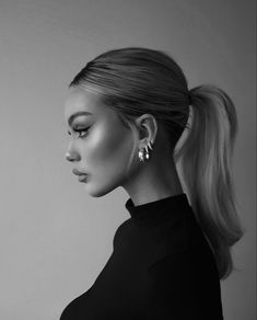 Edgy Classy Hairstyles, Cute Loose Bun Hairstyles, Fashion Model Hairstyle, Slick Pony Middle Part, Sleek Hair Updos, Timeless Hairstyles Classy, Turtleneck With Jewelry, Influencer Hairstyle