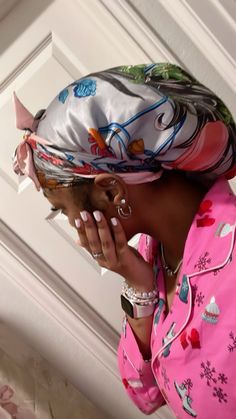 Silk Bonnet Aesthetic, Outfit With Head Scarf Black Women, Durag Woman Aesthetic, Cute Bonnets For Black Women, Bonnet Aesthetic, Bonnet Baddie, Scarf Aesthetic, Silk Hair Bonnets, Y2k Photoshoot