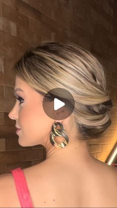 Denise Ulliam on Instagram: "penteadinho ✨  spray shine fix @truss   .  #deniseulliammakeup #penteadocabelocurto #penteados #antesedepois #passoapasso" Mother Of Bride Hairstyles, Short Hair Up, Bob Hair Color, Perfect Hair Color, Ponytail Hairstyles Easy, Easy Hair Updos, Penteado Cabelo Curto, Bun Hairstyles For Long Hair, Short Hair Updo