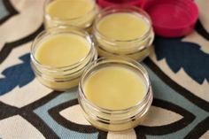 An all natural homemade vapor rub is easy to make with a few ingredients. Use it to help with congestion. It's also perfect for shower bombs. Peppermint Cocoa, Natural Skincare Recipes, Lip Balm Recipes, Homemade Lip Balm, Diy Skin Care Recipes, Diy Lip Balm, Diy Lips