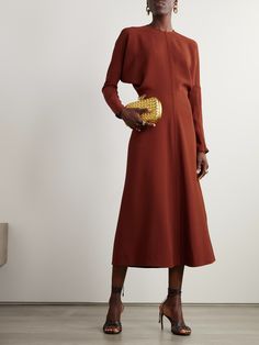 Victoria Beckham's 'Dolman' dress is re-imagined in burnt-orange this season. Made from crepe, it's cut for fluidity and ease of movement, so you'll feel comfortable all day at events. Unzip the cuffs to reveal your watch or a tennis bracelet. Burnt Orange Outfit, Burnt Orange Fashion, Workwear Women, Professional Workwear, Dolman Dress, Louise Roe, Crepe Midi Dress, Burnt Orange Dress, Office Style