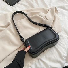 Leather Trend, Unique Handbag, Crossbody Bags For Women, Underarm Bag, Trending Handbag, Purse Styles, Leather Handbags Tote, Leather Crossbody Purse