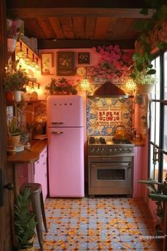 Eclectic Maximalism Kitchen, Maddie Core, Kitschy Aesthetic, Maximalist Kitchen, Kitchen Vibes, Boho Ideas, Student Apartment, Kitschy Kitchen, Kitchen Aesthetic