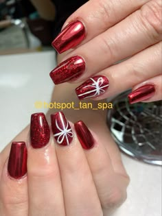 Glamorous Christmas Nails, Metallic Red Christmas Nails, Christmas Nails Short Almond, Christmas Red Gel Nail Polish, Sparkly Red Christmas Nails Art Designs, Christmas Presents Nail Art, Christmas Nail Designs Acrylic, French Manicure Nail Designs, Christmas Nails Diy