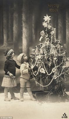 A French Christmas greeting postcard, with Joyeux Noel inscription and image of children playing with a Christmas tree Postcards Christmas, Images Noêl Vintages, Christmas In Italy, French Christmas, Vintage Christmas Images, London Christmas, Christmas Parade