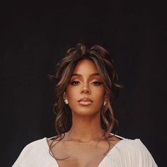 Kelly Rowland Makeup Looks, Easy Updos For Black Women, Kelly Rowland Hair Color, Kelly Rowland Instagram, Wedding Nails On Black Women, Bang Updo Black Women, Wedding Hair Inspo Black Women, Updo Half Up Half Down Black Women, Wedding Hairstyles On Black Women