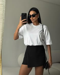 Medellin Outfit Ideas, Black Skort Outfit Casual, Black Skort Outfit, Skort Styling, Skort Outfit, Skort Style, Casual Chic Summer