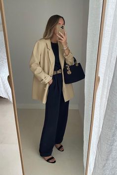 50+ Chic Black Pants Outfit Ideas For Women for Spring, Summer, Fall and Winter Black Trouser Outfit, Style Black Pants, Pants Outfit Ideas, European Street Style, Black Pants Outfit, Crisp White Blouse