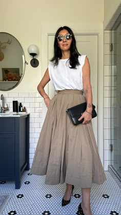 Meredith Peck (@sparkandpepper) • Instagram fotoğrafları ve videoları Summer Dresses For Work, Meredith Peck, Summer Outfits Work, Midi Skirt Outfits Summer, A Line Skirt Outfits, Hotel Living, Corporate Dress, Chic Skirts, Summer Work Outfits