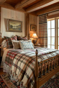 40 Rustic Guest Bedroom Decor Ideas for a Relaxing Getaway Red Cabin Bedroom, Lodge Guest Room, Classic Rustic Bedroom, Log Cabin Guest Room, Mountain Cabin Bedroom Decor, Cottage Cabin Bedroom, Cottage Farmhouse Bedroom Ideas, Log Home Bedroom Ideas Master Suite, Tartan Bedroom Ideas