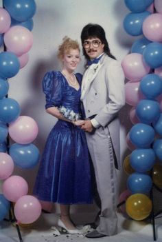 35 Ridiculous '80s Prom Photos 1980s Prom, Christmas Outfit Inspiration, 90s Prom, Family Photoshoot Poses, 80s Prom Dress, 80s Prom, Prom Theme, The Wedding Singer