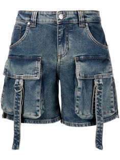 Azul índigo, algodão stretch, jeans, patch de logo posterior, cintura baixa, passantes para cinto, fechamento oculto por botão e zíper, cinco bolsos e dois bolsos cargo frontais. Denim Cargo Shorts, Jeans Patch, Denim Cargo, Denim Pocket, Jeans Cargo, Trench Jacket, Cargo Pocket, Blue Denim Shorts, Blazer With Jeans