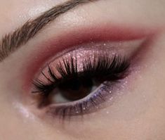 Normal Makeup Looks For Wedding, Quince Eyeshadow Looks, Fairy Eyeshadow Look, Red Makeup Looks, Shiny Makeup, Normal Makeup, Makeup Nails Art, Eye Makeup Designs