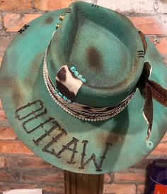 A unique hat for the unique woman that had her own "outlaw country" style!  Please note, due to hats being custom designed and hand made, each hat will vary in detail and materials used for bands due to supply limitations.   Hats are burned, painted and heavily distressed. Each hat will made as close to the original picture as possible. If there is any variation or detail you would like to add, please contact us! Cowboy Hat Crafts, Burned Hats, Cowboy Hat Design, Hat Burning, Custom Cowboy Hats, Hat Bar, Cowboy Stuff, Outlaw Country, Felt Cowboy Hats