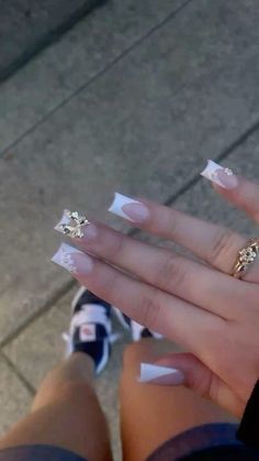 nails White Acrylics With Gems, Nail Charms Aesthetic, Nail Inspo Gold And White, Gold Nail Charms, Short Nails Bling, Short Baddie Nail Ideas, Nails Gold Charms, Basic White Nails, Acrylic Nails Charms