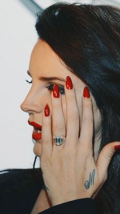 Lana Del Rey Fan, Short Almond Shaped Nails, Almond Shaped Nails Designs, Glossier Nail Polish, Unghie Sfumate, Dark Brunette Hair, Bright Red Lipstick, Acrylic Nail Shapes, Almond Shape Nails