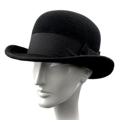 Classic derby hat made of black wool felt . Adorned with an excellent  black grosgrain ribbon and finished with a bow to the right of the hat.You can make the hat with your favorite color by choosing it from my Wool felt color card.Measurements in centimeters are 30 x 27. Crown height 12. Brim length 6. These measurements may have some slight variation depending on the size of the hat.For its elaboration we use very good quality and resistant wool felt.In our workshop in the Pyrenees we sew and Classic Brimmed Boater Hat For Winter, Classic Wool Hats For Derby, Winter Derby Hats With Curved Brim, Curved Brim Hats For Winter Derby, Curved Brim Derby Hat For Winter, Classic Cloche Felt Hat For Winter, Elegant Felt Hat For Derby In Winter, Classic Winter Cloche Felt Hat, Black Derby Hat With Short Brim