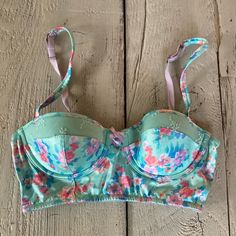 Nwot! Women’s Gilly Hick’s Green Floral Bra 32b Spring Lined Bra, Pink Top With Removable Bra Pads For Spring, Pink Tops With Removable Bra Pads For Spring, Spring Bra With Lined Body, Feminine Underwire Top For Spring, Summer Underwire Bra With Medium Bust Support, Underwire Bra Partially Lined For Spring, Partially Lined Underwire Bra For Spring, Fitted Green Bra For Summer