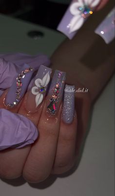 Lilac Nails Acrylic Lavender With Flowers, Sweet 15 Nail Ideas, Acrylic Nails In Purple, Purple Mexican Quinceanera Dresses, Purple Prom Nails Coffin, Birthday Nails Inspiration Purple, Quince Lavender Nails, Lavender Nails Quinceanera, Purple Xv Nails