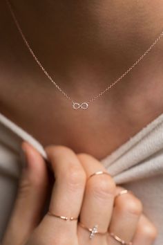 Hand Jewelry Rings, Jewelry Necklace Simple, Casual Jewelry, Jewelry Accessories Ideas, Gold Jewelry Simple, Gold Fashion Necklace