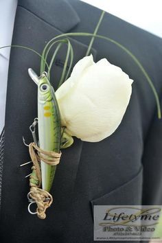 a boutonniere with a white rose attached to it