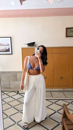 Basic Beach Outfit, Summer Vacation Outfits Beach Resort Wear, Winter At The Beach Outfits, Bold Summer Outfits, Jeans Beach Outfit, Punta Cana Outfits Resort Wear, Outfits Praia, Cartagena Outfits, Goa Fits