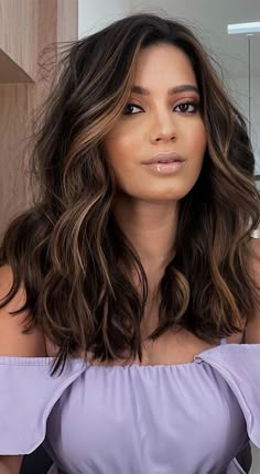 Halo Highlights Short Hair, Root Melt Hair Brunette, Rooted Brown Hair, Halo Brunette Hair, Chocolate Brown With Highlights And Lowlights, Root Color Ideas For Brunettes, Brown Full Balayage, Dark Roots Highlights Brunettes, Chocolate Brown Color Melt Hair