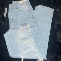 Brand New American Eagle Jeans Size 6 Long Mom Jean Rips At Both Sides American Eagle Jeans Women, Mom Jeans Ripped, Fits Clothes, Jeans American Eagle, Mom Jean, Jeans White, 8th Grade, American Eagle Jeans, Flared Jeans