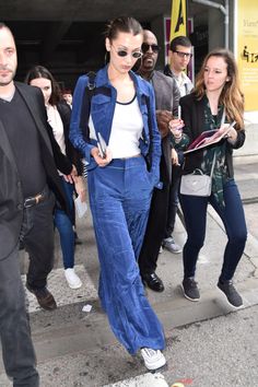 #bellahadid #airportlook #airportlooks #airportlookout #celebrityairportlook #myairportlook #airportlooktodo #airportlook #airportlooklondon #airportlooksðÿ #airportlookâœ #airportlookðÿ #airportfit Bella Hadid Airport, Paparazzi Outfits, Fashion Bella, Model Outfits