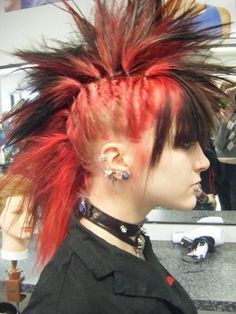 Mohawk Updo, Chicas Punk Rock, Mohawk Hairstyles, Wacky Hair, Estilo Punk