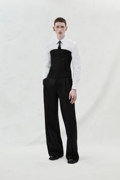 Alexander Mcqueen Menswear Runway, Alexander Mcqueen Men Outfit, Officiant Outfit, Alexander Mcqueen 2023, Mcqueen Menswear, Business Fits, Alexander Mcqueen Menswear, Fall 2023 Menswear