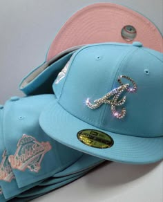 Rhinestone Fitted Cap, Custom Fitted Hat Design Ideas, Custom Fitted Hat, Fitted Caps Aesthetic, Custom New Era Hats, Custom Fitted Hats, Swag Hats, Dope Hats, Hat Aesthetic