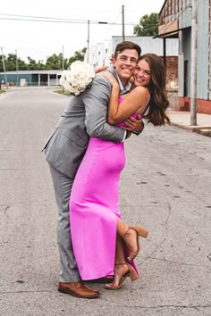 couple prom photo Prom Couple Pics Photo Ideas, Grand March Poses Prom, Boyfriend Girlfriend Prom Pictures, Gazebo Prom Pictures, Photo Poses For Couples Formal, Prom Photos With Boyfriend, Prom Poses Couples Same Height, Prom Couple Inspo Pics, Professional Prom Pictures Couples