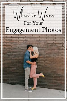 an engaged couple kissing in front of a brick wall with the words what to wear for your engagement photos