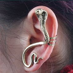 This Single Left Ear Serpent Snake Earcuff Is An Awesome Addition To Your Wardrobe And Your Style! This Unique Piece Is Sure To Get Lots Of Compliments! Requires Just One Standard Lobe Piercing. Easy To Put On! Great For Halloween Or Anytime! Gshmdn00f00m4ek Butterfly Bat, Dragon Snake, Snake Ears, Mode Crochet, Gothic Rock, Snake Jewelry, Cuff Jewelry, Snake Earrings, Rock Punk