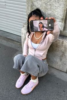 Pose Inspiration Instagram, September Outfit Ideas, Pink Streetwear Outfit, Pic Recreate, Streetwear Poses Photo Ideas, Baddie Poses, September Outfits