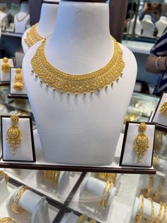 Gold Neckpiece Design, Wedding Necklace Designs, Gold Set Design, Maharashtrian Jewellery, Fashion Jewelry Necklaces Gold, Nikah Ceremony, Gold Chokers