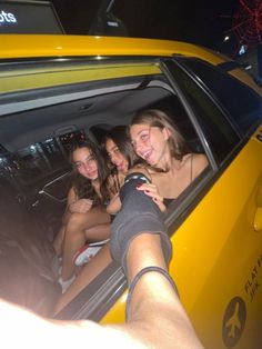 If Pic Ideas, Back Of Taxi Aesthetic, Nyc Taxi Aesthetic, Taxi Pictures, Taxi Photoshoot, Taxi Aesthetic, New York Girls Trip, Nyc Culture, Nyc Core