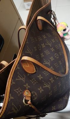 Lv Never Full Bag, Aesthetic Louis Vuitton, Neverfull Louis Vuitton, Louis Vuitton Shopping Bag Aesthetic, Louis Vuitton Neverfull Outfit, Winter Outfits Classy, Lv Ivy Bag, Louis Vuitton Aesthetic, Tas Lv Louis Vuitton Terbaru