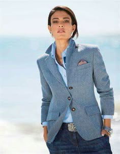 Light Blue button up shirt under medium blazer & dark blue jeans. Tomboy Swag, Looks Chic, Tomboy Fashion, Business Outfits, Office Outfits, Blue Jacket